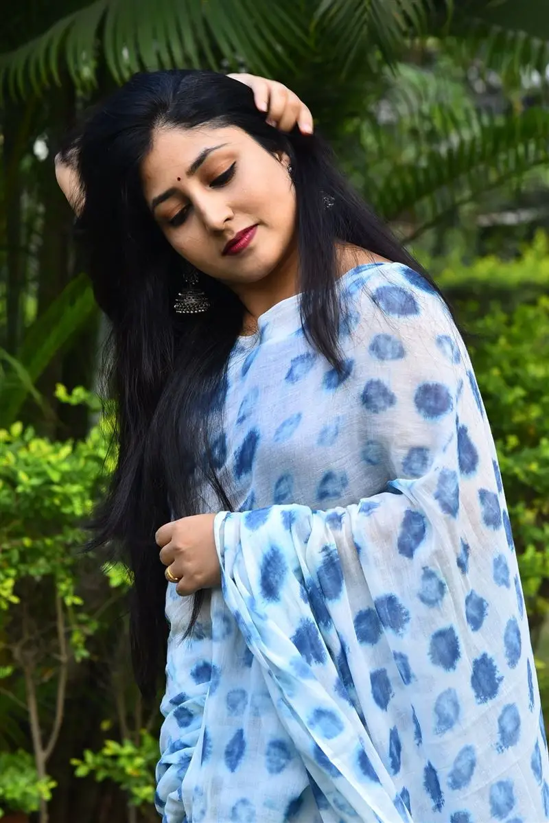 Praneekaanvikaa In Blue Saree Sleeveless Blouse